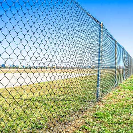 Монтаж сетки рабицы на участке в Ленинградской области